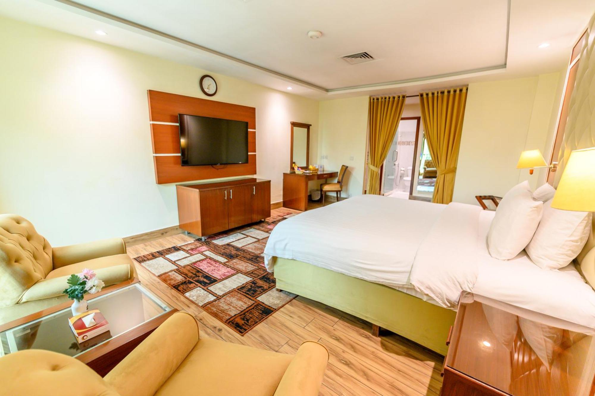 โรงแรมวัน ไฟซาลาบัด ภายนอก รูปภาพ