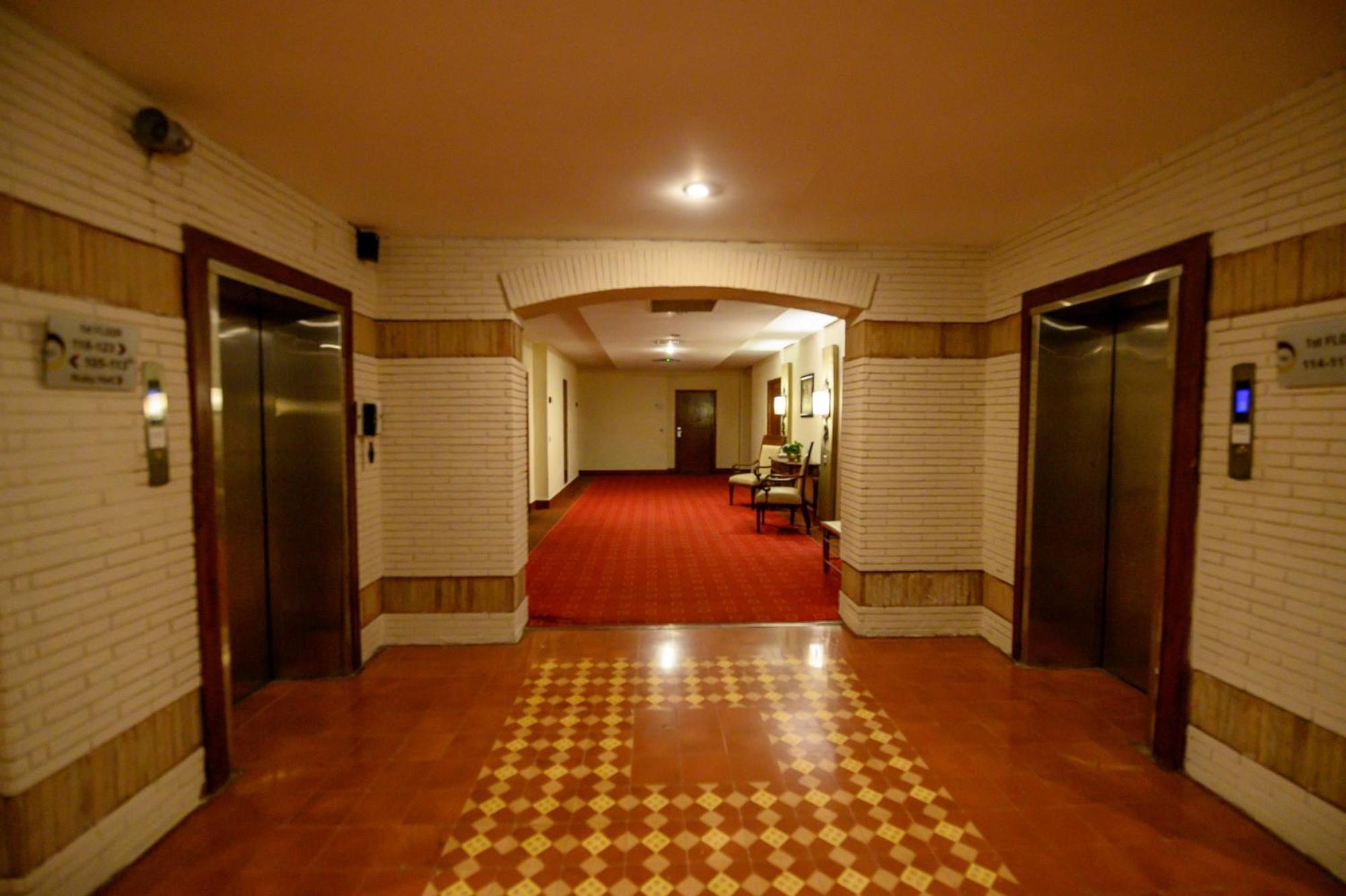 โรงแรมวัน ไฟซาลาบัด ภายนอก รูปภาพ