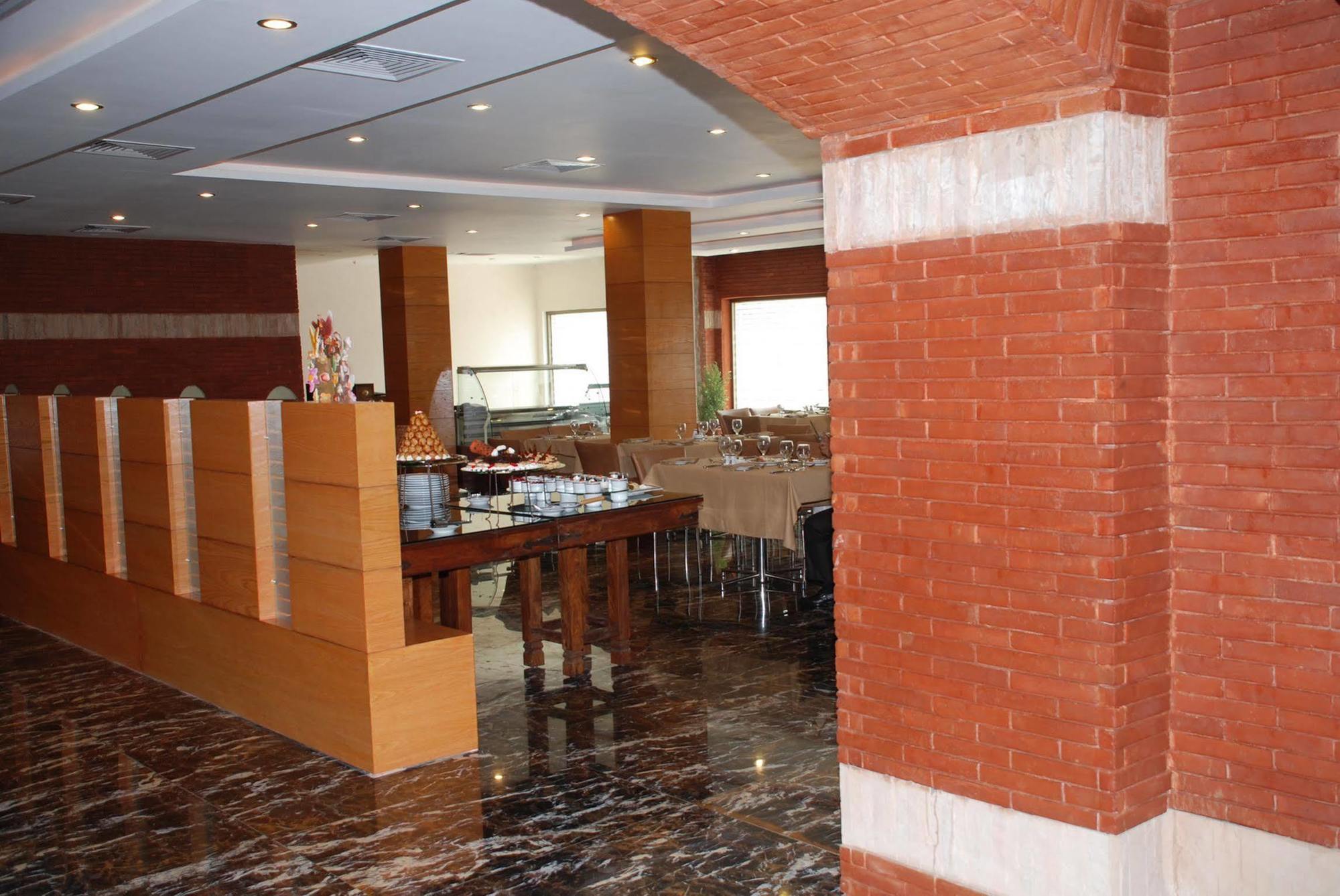 โรงแรมวัน ไฟซาลาบัด ร้านอาหาร รูปภาพ